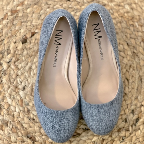 Neiman Marcus, women’s size 6 espadrille wedge heels in denim - Picture 2 of 4